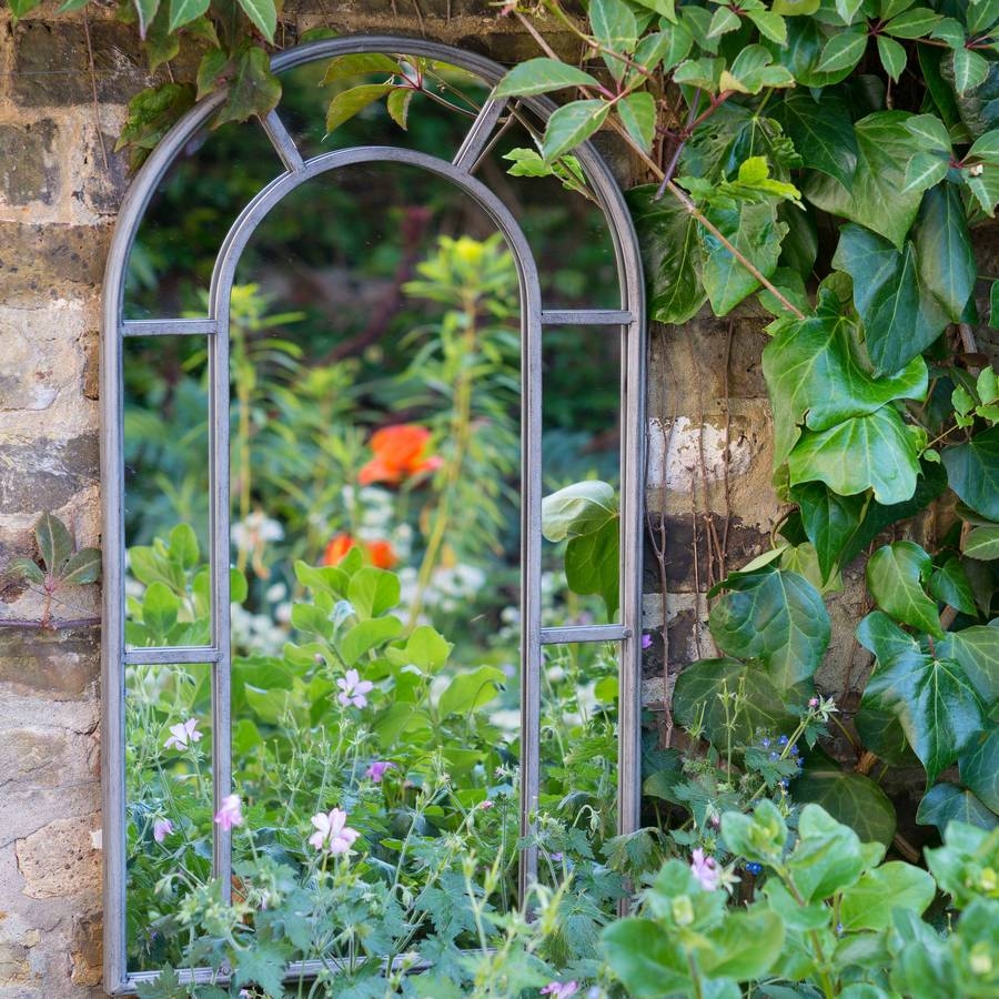 Add charm to your garden with captivating mirror designs